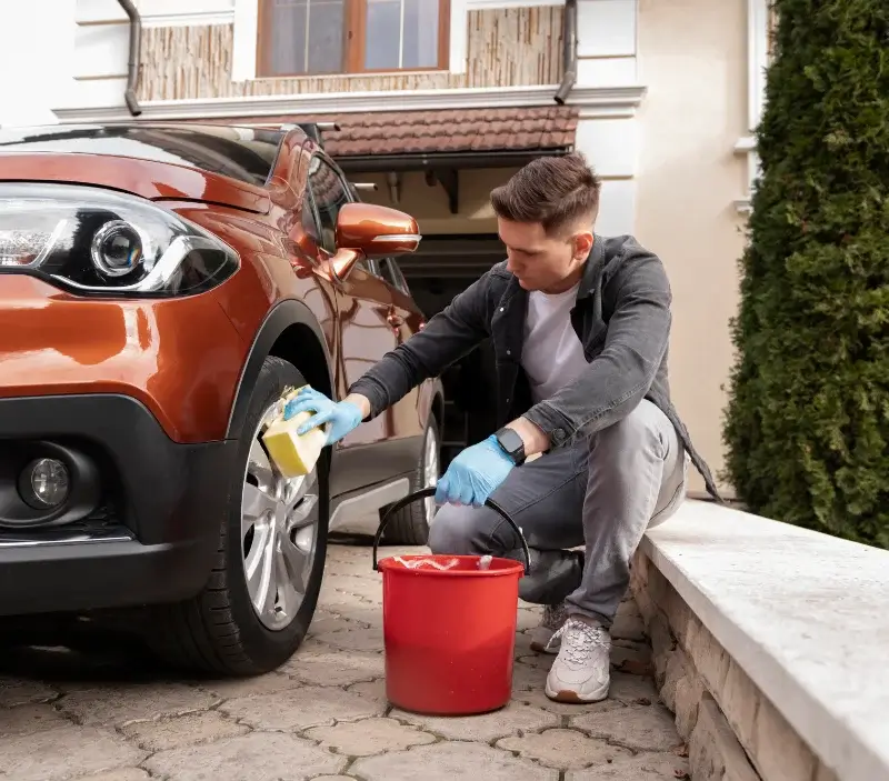 Lavage auto à domicile Gaja-et-Villedieu : professionnel intervenant sur un véhicule